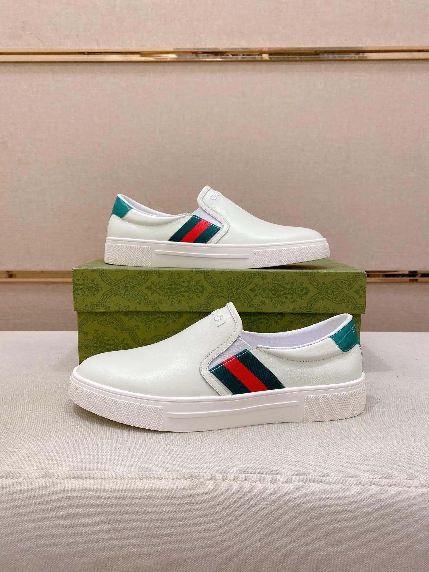 Men's shoes 💰 462💰The new GUCCI (Gucci) counters are launched simultaneously. The new men's shoes, 😘fabrics are selected from imported cowhide, and the lining is sheepskin lining. 👍🏿 High-end ☄️ air-cushion molded anti-slip rubber outsole, exquisite lines, simple and elegant, comfortable and high-end for leisure travel. Code number: 38 to 44 (45 can be customized and cannot be returned or exchanged)